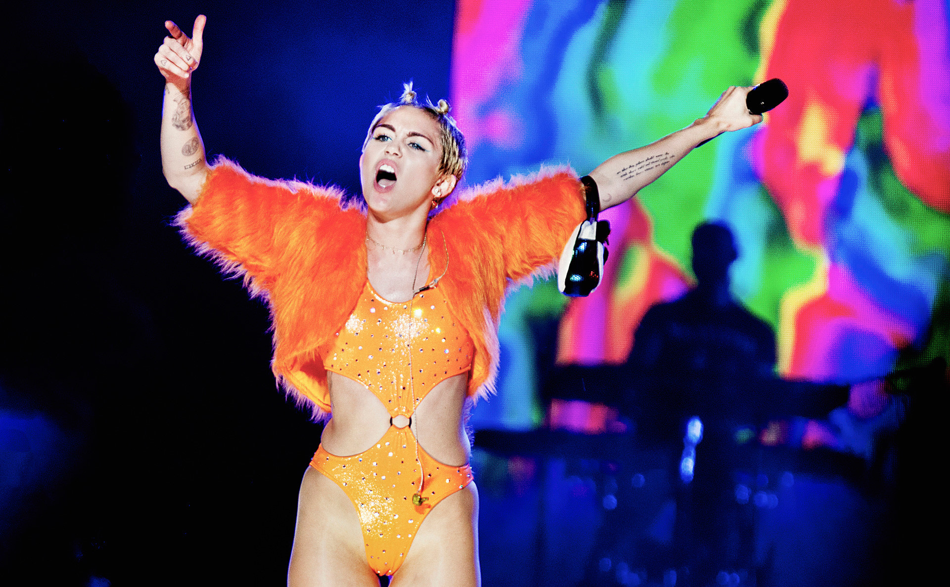 miley-cyrus-mariana-pekin-331-1920x1188